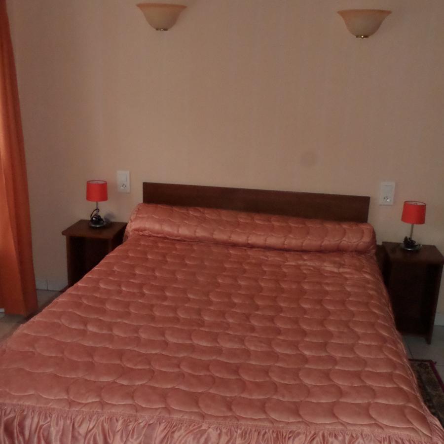 Saint-Cirgues-en-Montagne Hotel Restaurant La Renaissance מראה חיצוני תמונה